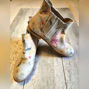 COOLWAY FLORAL SUEDE ANKLE BOOTIES. SIZE 10.5.